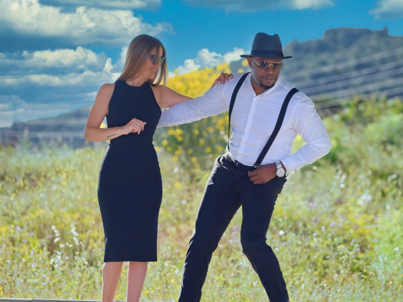 Pareja bailando pasitos libres de salsa en la academia SCEM Málaga